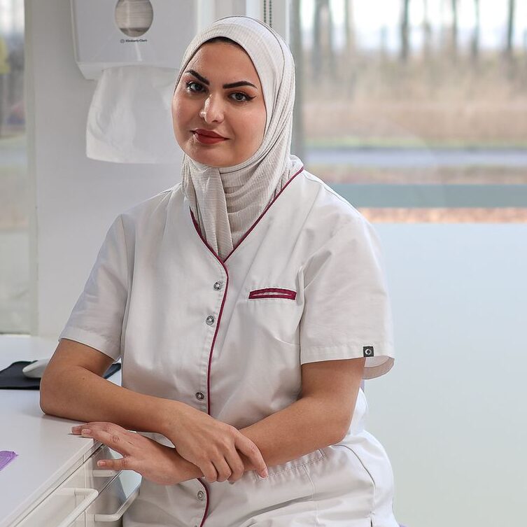 Tandarts Alaa bij Flevo Mondhygiëne Lelystad